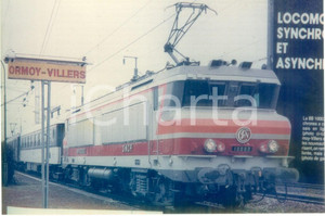 Fotografia d epoca originale 1975 ca ORMOYVILLERS FRANCE Locomotiva SNCF 10003 in stazione Fotografia 1