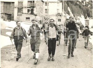1960 COGNE Gli alpinisti isolati sul ghiacciaio Money dopo il salvataggio *Foto Fotografia d'epoca con didascalia coeva.Sono ritratti l'ing. Gavazzi, il dr. Prestini, Giuseppe Vigan&ograve; e Guido Pessina.  CONDIZIONI: G FORMATO: 18x13 cm     originale e autentica 1