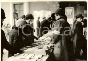 Fotografia d epoca originale 1932 MILANO Fiera del LIBRO CATTOLICO  Veduta delle bancarelle Foto ARGO 1
