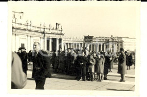 Fotografia d epoca originale 1950 ca ROMA Piazza S. PIETRO Corteo orfani di guerra provincia TERNI Foto 6x9 1