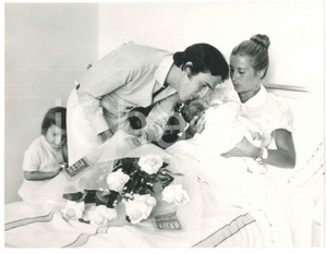 Fotografia d epoca originale 1970 ca COSTUME ITALIA Riccardo DEL TURCO con moglie e figlio neonato 2 Foto 1