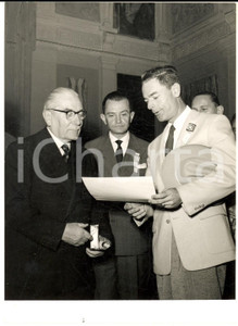 1957 MILANO Concessionari NECCHI e console americano con Virgilio FERRARI Foto Fotografia d'epoca con didascalia coeva.  CONDIZIONI: FAIR (sovraimpressione al lato sinistro)FORMATO:  13x18 cm    originale e autentica 1