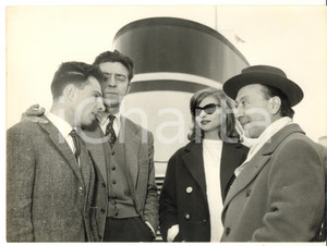 Fotografia d epoca originale 1955 ca GENOVA Hal MARCH conduttore The $64,000 Question con Erminio MACARIO 1