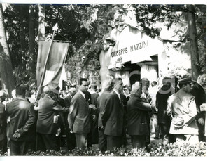 1955 GENOVA Celebrazioni Giuseppe MAZZINI - Cittadini rendono omaggio alla tomba Fotografia d'epoca con didascalia coeva al verso. CONDIZIONI: GFORMATO: 18x13 cm     originale e autentica 1