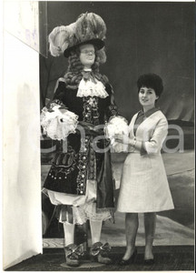 1964 MILANO Nella BELLERO la "cantante tascabile" in visita alla Fiera *Foto