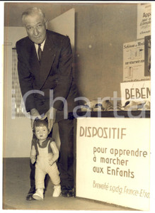 1956 PARIS Concours Inventions - Dispositif pour faire marcher les enfants PHOTO Fotografia d'epoca con didascalia coeva. CONDIZIONI: G (ma lieve alone diffuso)FORMATO: 13x18 cm    originale e autentica 1