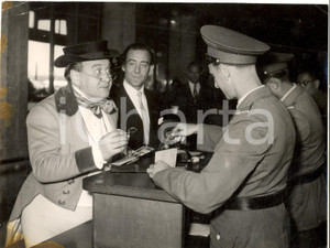 Fotografia d epoca originale 1953 BERLINO Aeroporto  Attore James HYTER durante i controlli  Foto 20x15 cm 1