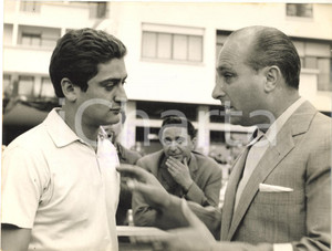 1959 AUTOMOBILISMO GP Monaco - Juan Manuel FANGIO *Foto 24x18 cm Fotografia d'epoca, con didascalia coeva al verso. CONDIZIONI: FAIR (alone al margine superiore; macchia centrale di inchiostro)FORMATO: 24x18 cm     originale e autentica 1