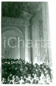 Fotografia d epoca originale 1939 CITTA  DEL VATICANO Folla legge annunci morte di PIO XI Fotografia 1