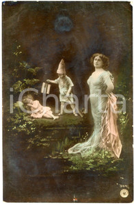 1905 ca Nymph on water with gnome child - Fairy tale - Oranotypie postcard  Cartolina postale d'epoca, non viaggiata.CONDIZIONI: F (abrasione al lato inferiore; piegatura e piccola abrasione all'angolo superiore destro)FORMATO: FP    originale e autentica 1