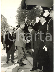1959 MILANO Piazza Firenze - Charles DE GAULLE e Virgilio FERRARI *Foto 13x18  Fotografia d'epoca con didascalia coeva.  CONDIZIONI: G FORMATO: 13x18 cm     originale e autentica 1
