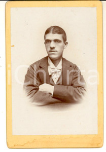 Fotografia d epoca originale 1900 ca PARIS Ritratto di giovane con cravattino in stoffa Foto ARTISTICA 1