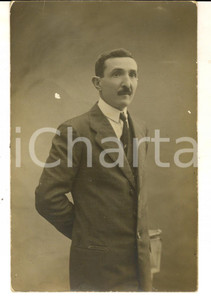 Fotografia d epoca originale 1920 ca LA MADDALENA Ritratto maschile in abito scuro Foto cartolina MANFREDINO 1