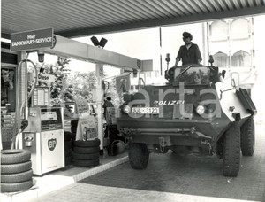 Fotografia d epoca originale 1979 BONN GERMANIA Il blindato della polizia al distributore BRITISH PETROLEUM 1