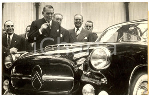 Fotografia d epoca originale 1955 PARIS Salon de l Automobile  PrÃ©sident RenÃ© COTY avec une 15cv CITROEN 1