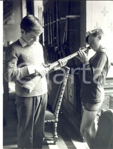 Fotografia d epoca originale 1960 ca Castello ANCYLEFRANC Bambini giocano con un fucile d epoca Fotografia 1