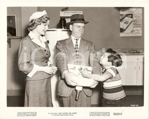 Fotografia d epoca originale 1952 JUST ACROSS THE STREET Tom DUGAN acquista lavandinoFoto di scena 1