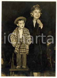 1955 ca CINEMA Attrice Giulietta MASINA con un piccolo pagliaccio *Foto 13x18 cm
