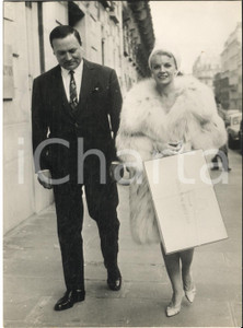 1964 PARIS Carrol BAKER all'uscita dall'atelier di Pierre BALMAIN *Foto