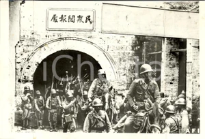 Fotografia d epoca originale 1942 JAPAN WW2 Soldati giapponesi entrano in cittÃ  conquistata FOTO DANNEGGIATA 1
