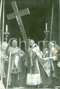 Fotografia d epoca originale 1938 MILANO Card. Ildefonso SCHUSTER benedice folla con croce del SACRO CHIODO 1