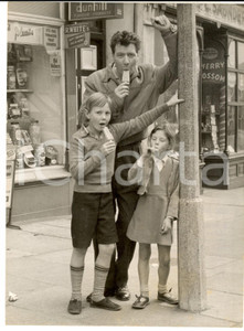 1958 LONDON Ice lolly for Max BYGRAVES in a break from "A cry from the streets" Fotografia d'epoca, con didascalia coeva al verso. CONDIZIONI: FAIR (lievi graffi superficiali) FORMATO: 15x20 cm    originale e autentica 1