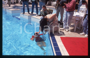 35mm vintage slide* 1994 FESTIVAL CANNES Lucia SARDO bagno in piscina vestita 3