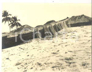 Fotografia d epoca originale 1965 ca NORD AFRICA Spiaggia con barca da pesca Fotografia ARTISTICA 26x20 1