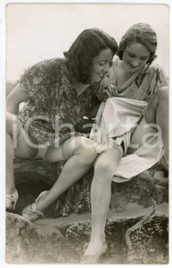 1930 ca VINTAGE EROTIC LESBIAN Two women upskirt - Photo 9x14 cm  Fotografia seriale d'epoca.CONDIZIONI: G FORMATO: 9x14 cm    originale e autentica 1