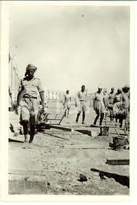 Fotografia d epoca originale 1942 WW2 NORD AFRICA Prigionieri inglesi costruiscono campo concentramento Foto 1