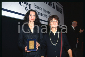 35mm vintage slide* 1994 ITALIA Premio Eleonora Duse - Anna Maria GUARNIERI (34)  Diapositiva d'epoca, in formato 35 mm.CONDIZIONI: GOODE' severamente vietata la riproduzione. Tutti i diritti sono riservati.Nella diapositiva ICharta mette in vendita, sul negozio eBay e in esclusiva sul sito "icharta" il proprio archivio composto da numerose diapositive e negativi fotografici d'epoca, tutti originali e autentici, che attraversano la storia del costume italiano tra gli la fine degli anni Sessanta e Novanta.Si tratta di uno sguardo inedito sull'attualit&agrave;, la politica, la vita quotidiana, il gossip e la cultura, che fotografa il cambiamento della nazione in quest'ultimo scorcio del XX secolo. Un'occasione unica per il mercato del collezionismo, che vede finalmente disponibile un archivio eccezionale per vastit&agrave;, tematiche e condizioni, in un settore (il negativo fotografico e la diapositiva) di assoluta novit&agrave; e dalle interessanti prospettive di investimento.  FAIR/discreto   originale e autentica 1