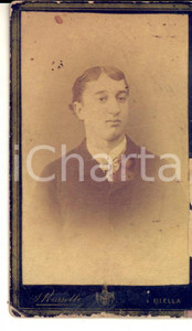 Fotografia d epoca originale 1890 ca BIELLA Ritratto maschile con cravattino in raso Foto ROSSETTI CDV 1