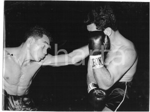 1960 MILANO - PUGILATO Match tra Duilio LOI e Carlos ORTIZ *Foto 24x18 cm Fotografia d'epoca con didascalia coeva al verso.  CONDIZIONI: POOR (piegatura all'angolo inferiore sinistro; piccole piegature sparse. La macchia al margine sinistro &egrave; un difetto di stampa) CONDIZIONI: 24x18 cm    originale e autentica 1