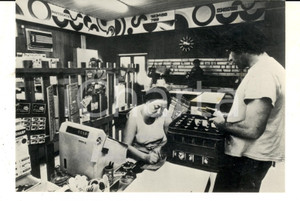 Fotografia d epoca originale 1970 ca ISRAEL Kibbutz AFIKIM  Tecnologia al supermercato Foto 18x14 cm 1