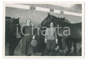 1920 ca ITALIA - REGIO ESERCITO Soldati al maneggio con cavalli - Foto anonima  Fotografia d'epoca. FAIR/discreto Lievi smussature agli angoli Formato: 8x6 originale e autentica 1