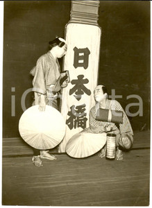 Fotografia d epoca originale 1935 ca TOKYO Ennosuke ICHIKAWA e Tomoemon OTANI nel TOKAIDOCHU HIZAKURIGE 1