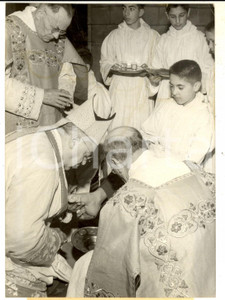 Fotografia d epoca originale 1960 PARIS NOTREDAME Mgr Pierre BROT au lavement des pieds pour le Jeudi Saint 1