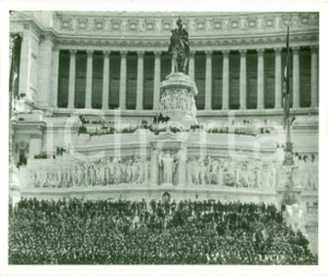Fotografia d epoca originale 1935 ca ROMA Folla di popolo al MILITE IGNOTO per anniversario Vittoria Foto 1