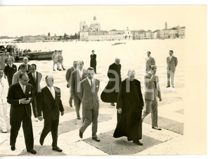 1959 VENEZIA Habib BOURGHIBA in visita alla Fondazione Giorgio Cini *Foto 18x13 Fotografia d'epoca con didascalia coeva.  CONDIZIONI: FAIR (piegatura all'angolo inferiore destro; lieve alone diffuso) FORMATO: 18x13 cm     originale e autentica 1