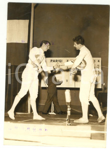 1956 TORINO - SCHERMA Alberto PELLEGRINO stringe la mano all'avversario - Foto
