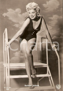 Cartolina originale da collezione 1957 GIOCO DEL PIGIAMA Barbara NICHOLS in costume da bagno *Cartolina FG NV 1