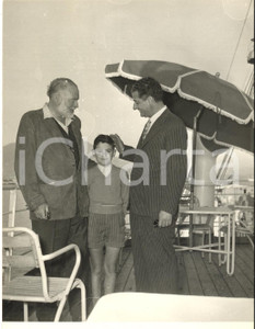1954 GENOVA Ernest HEMINGWAY sulla nave MOROSINI con il piccolo Antonio PELAGGI