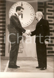 Fotografia d epoca originale 1956 LASCIA O RADDOPPIA Avvocato ROSSI stringe la mano a Mike BONGIORNO Foto 1