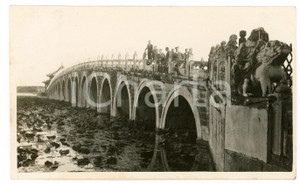 1935 ca. CINA Palazzo d'estate - Leoni di SAN MARCO - Ritratto su ponte 17 archi Fotografia d'epoca. GOOD/buono Lievi smussature angolari Formato: 11 x 7 cm originale e autentica 1
