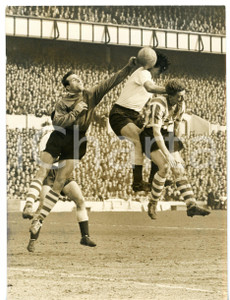 1960 LONDON FOOTBALL TOTTENHAM-SHEFFIELD WEDS 4-1 Ron SPRINGETT punches the ball Fotografia d'epoca con didascalia coeva.  CONDIZIONI: FAIR (alone diffuso; bassa qualit&agrave; di stampa) FORMATO: 15x20 cm     originale e autentica 1