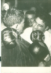 Fotografia d epoca originale 1962 BOLOGNA BOXE  Abbraccio tra Franco CAVICCHI e Wendell NEWTON dopo il match 1