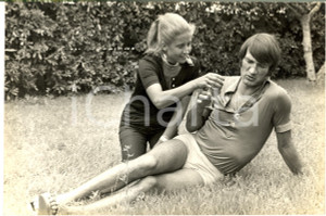 1970 ca COSTUME ITALIA Enrico ALBERTOSI in giardino con la moglie (4) Foto 30x20