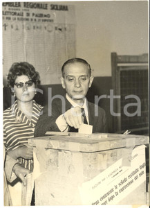 1959 PALERMO ELEZIONI REGIONALI Il ministro Camillo GIARDINA alle urne *Foto 