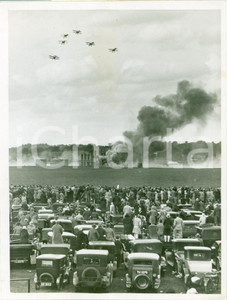 Fotografia d epoca originale 1928 HENDON UK 9th Royal Air Force Display Bombing on REFINERY Photograph 1