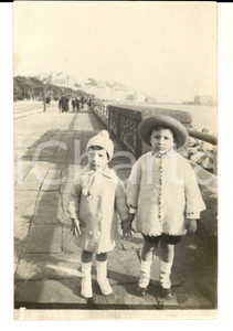 Fotografia d epoca originale 1930 ca NAPOLI Fratellinio in inverno sul lungomare Foto cartolina VINTAGE 1